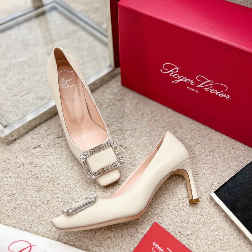 Replica Roger Vivier Trompette Crystal Buckle Pumps in Off White Leather 106