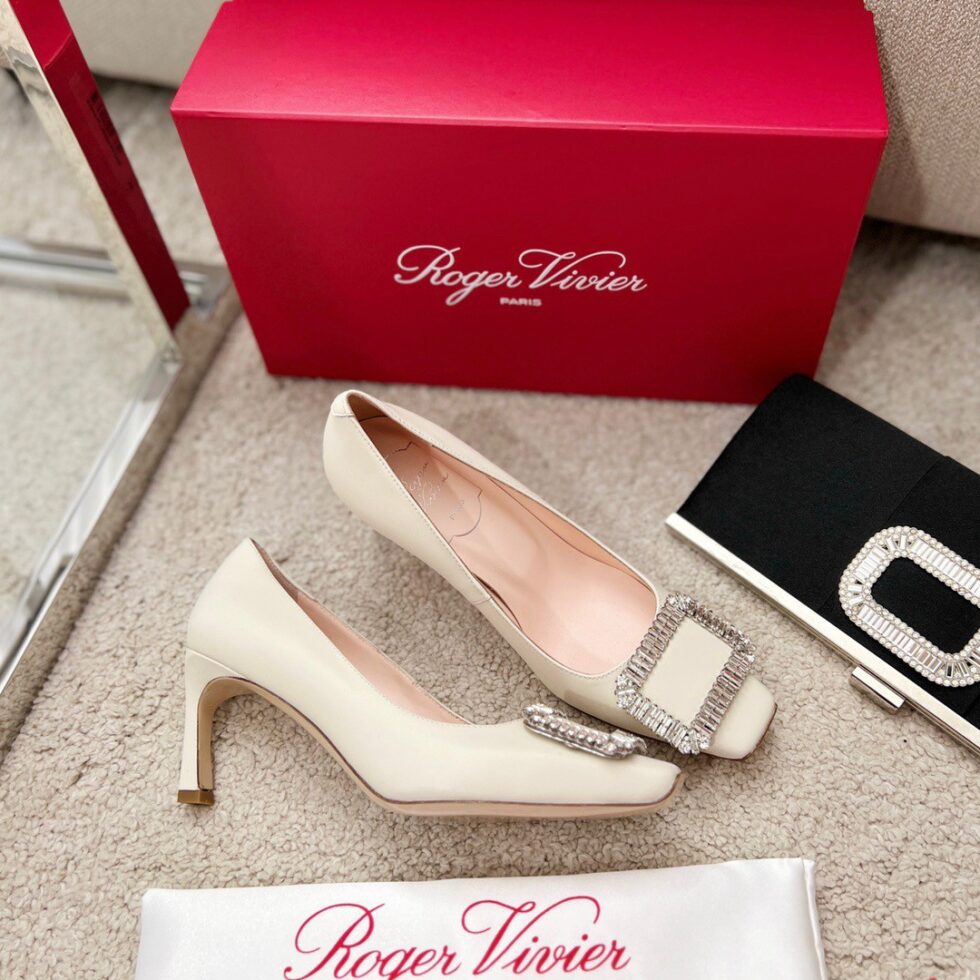 Replica Roger Vivier Trompette Crystal Buckle Pumps in Off White Leather 107