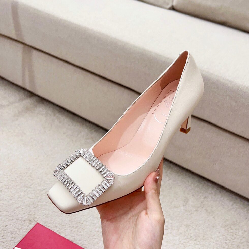 Replica Roger Vivier Trompette Crystal Buckle Pumps in Off White Leather 110