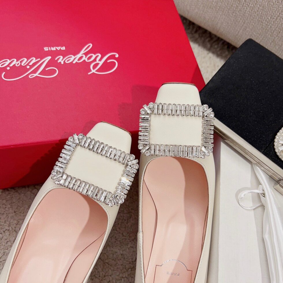 Replica Roger Vivier Trompette Crystal Buckle Pumps in Off White Leather 111