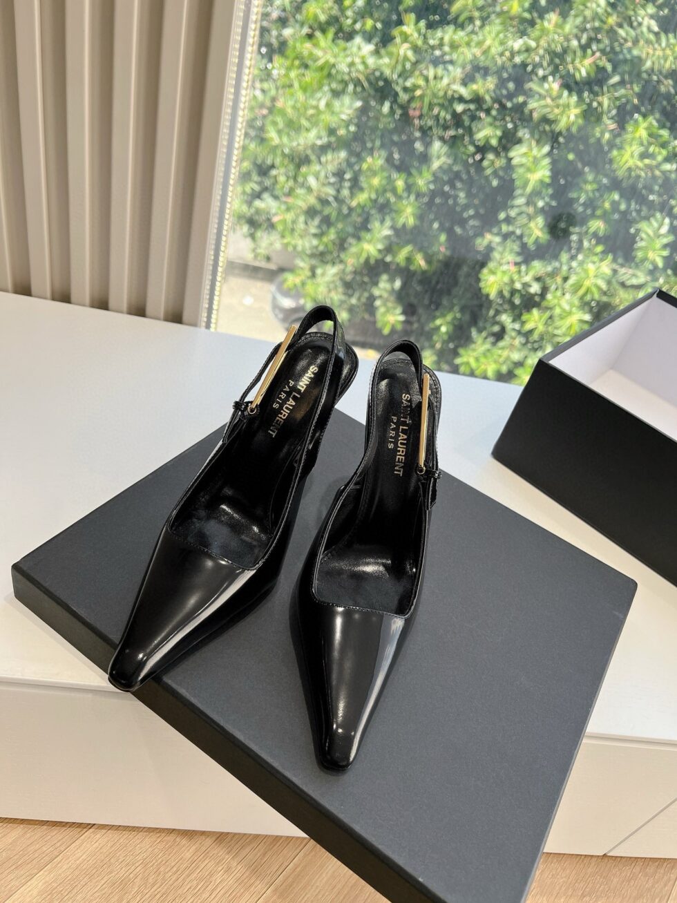 Replica Saint Laurent Lee Slingback Pumps in Black Glazed Leather 107