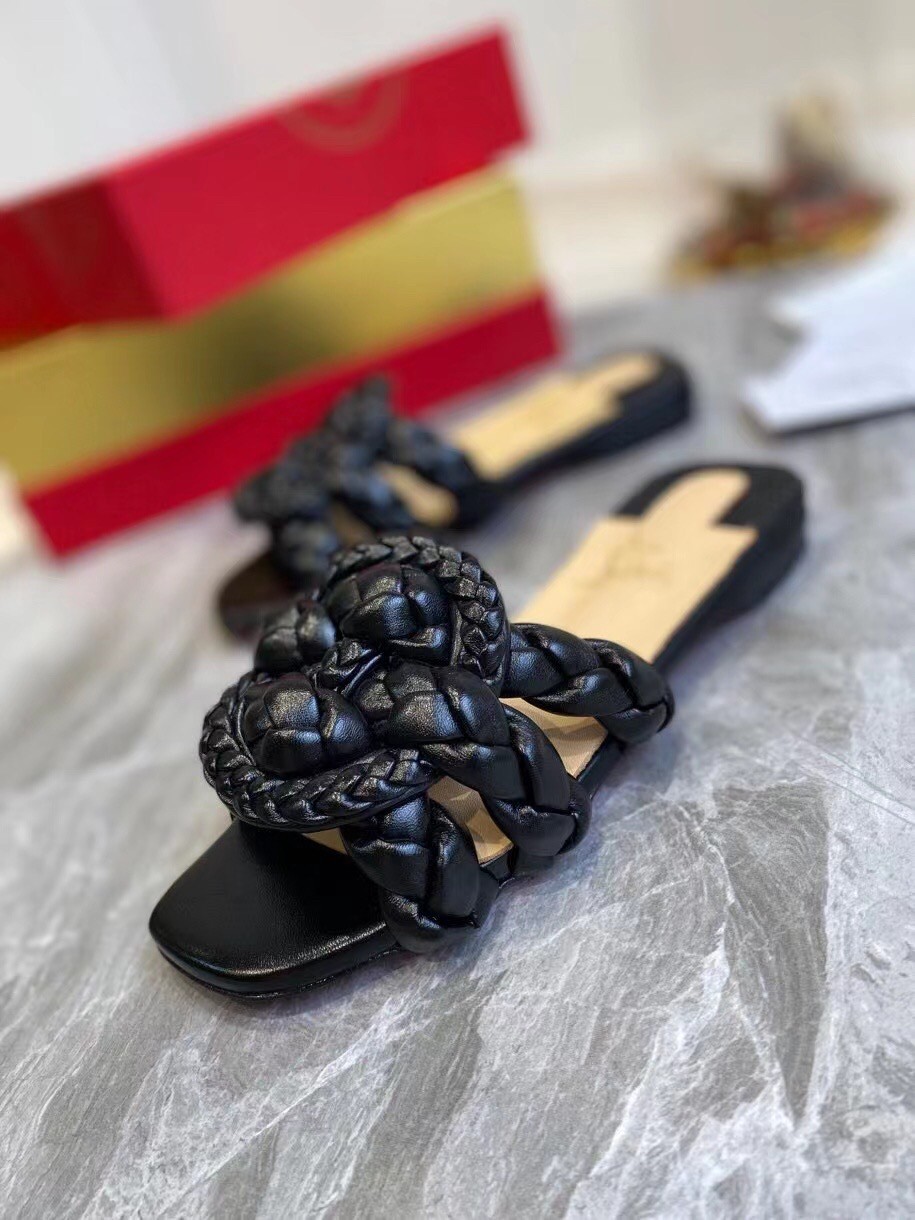 Replica Christian Louboutin Marmela Flat Sandals In Black Lambskin 105