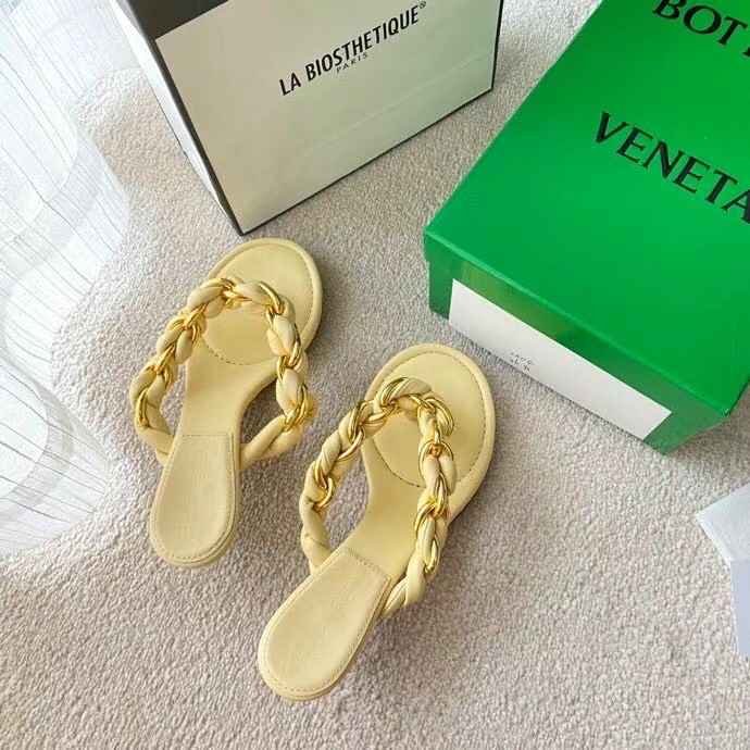 Replica Bottega Veneta Dot Thong Sandals In Beige Lambskin 110