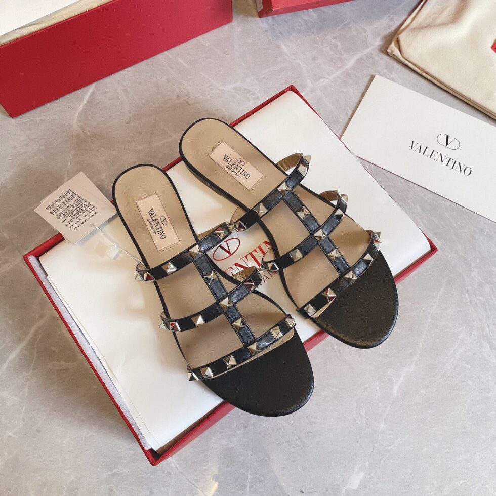 Replica Valentino Garavani Rockstud Flat Sandals In Black Calfskin 107