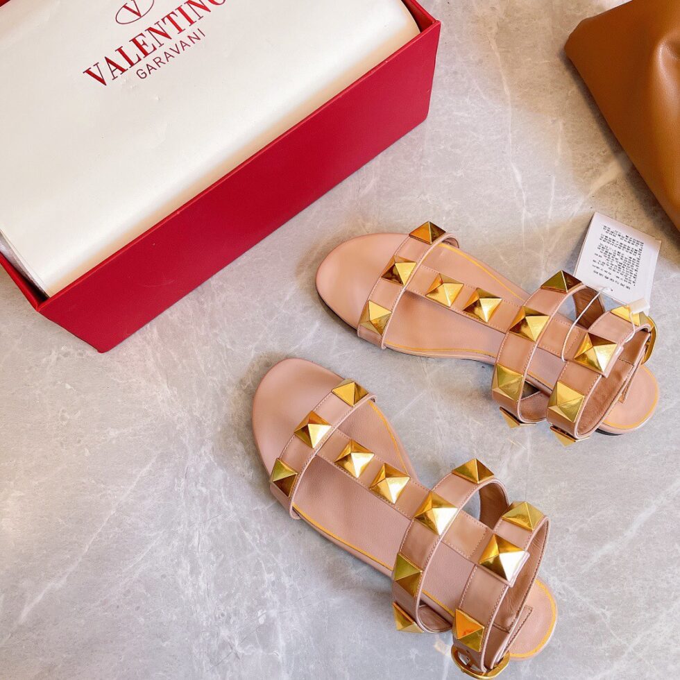 Replica Valentino Roman Stud Flat Sandals In Rose Cannelle Calfskin 110