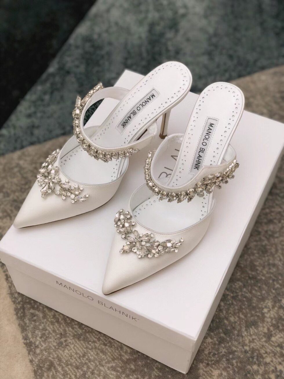 Replica Manolo Blahnik Lurum Crystal 90mm Mules In White Satin 107