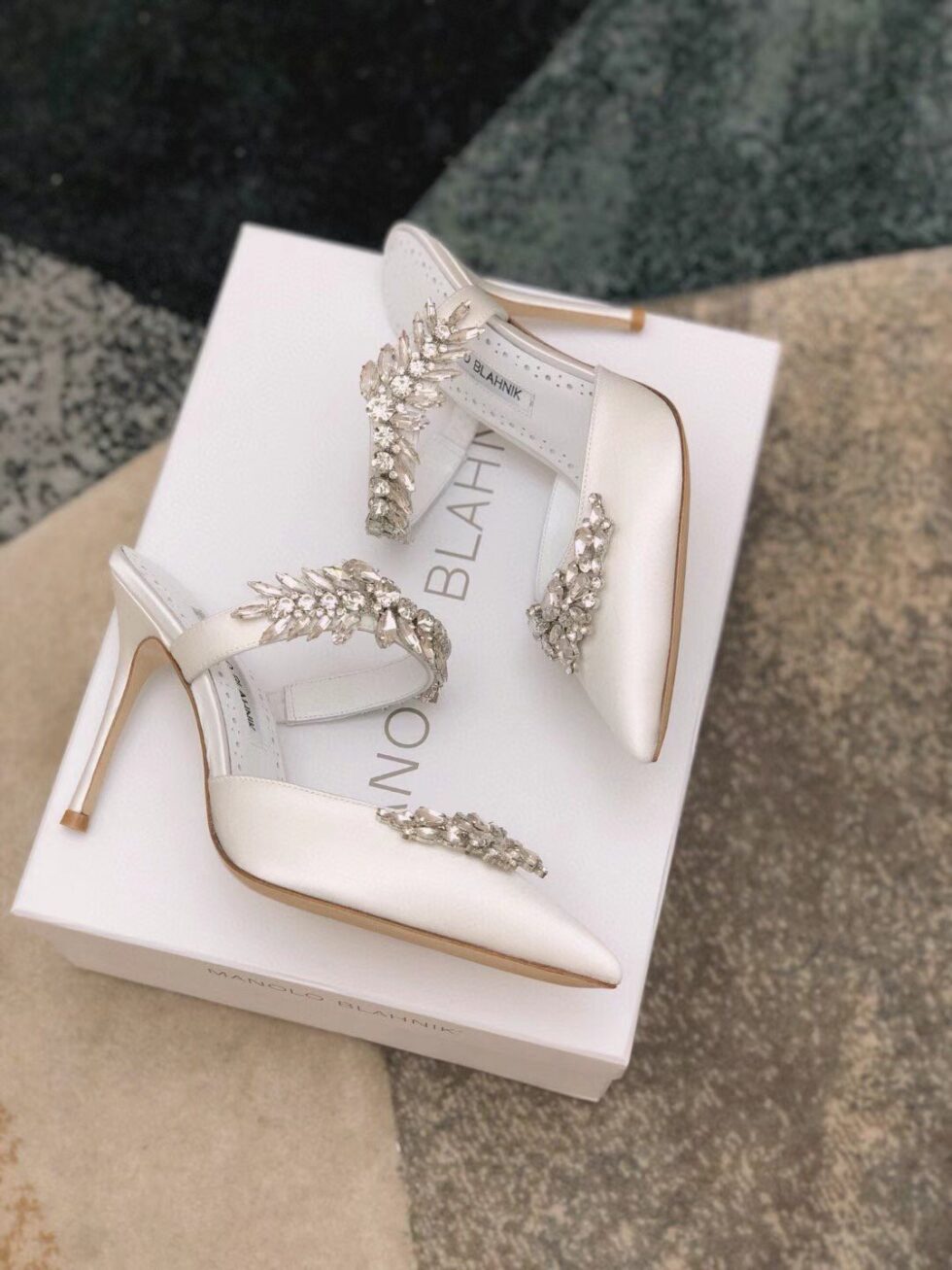 Replica Manolo Blahnik Lurum Crystal 90mm Mules In White Satin 108