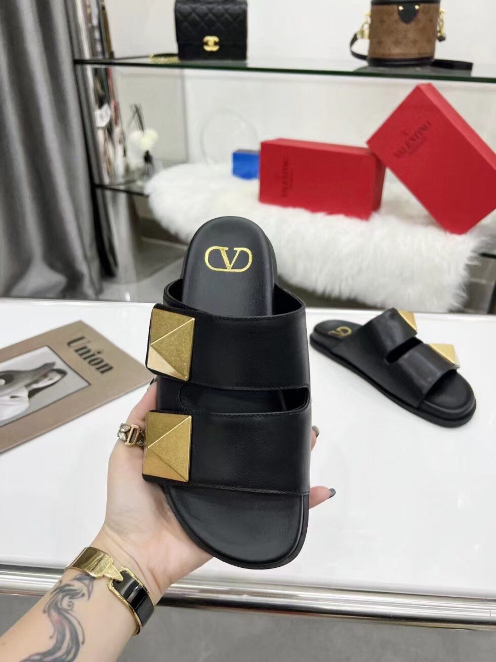 Replica Valentino One Stud Slide Sandals In Black Calfskin 110