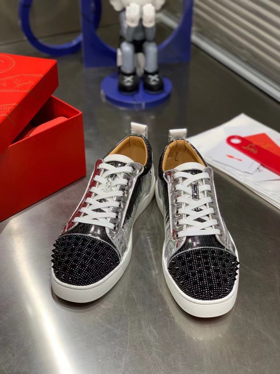 Replica Christian Louboutin Men’s Louis Junior Spikes Orlato Sneakers In Gator Calfskin 107